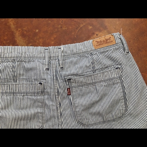 Blue & white stripe denim Levi short shorts. - Picture 2 of 6
